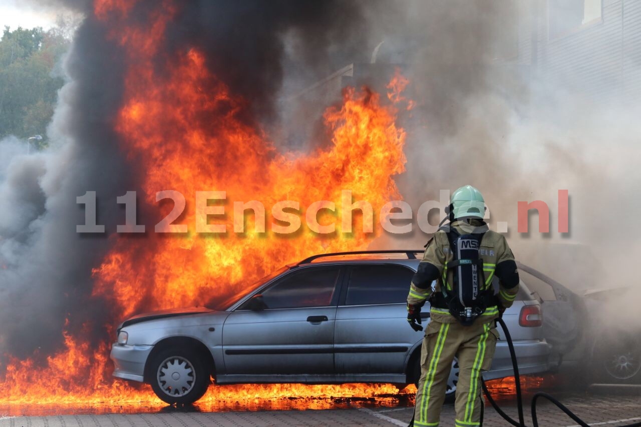 UPDATE: Meerdere voertuigen in brand bij bedrijf aan Midzomerweg Enschede