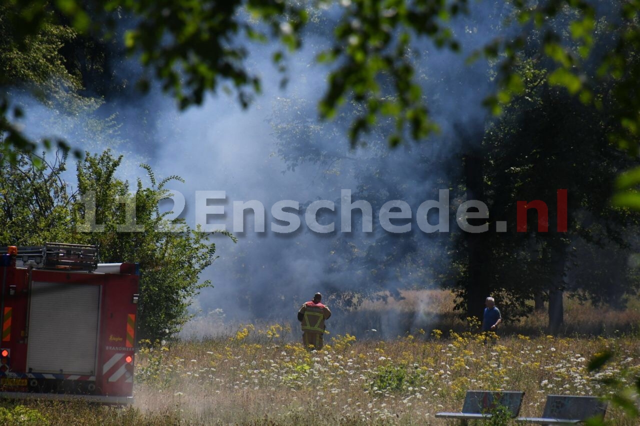 Rookontwikkeling bij natuurbrand in Wesselerbrinkpark in Enschede