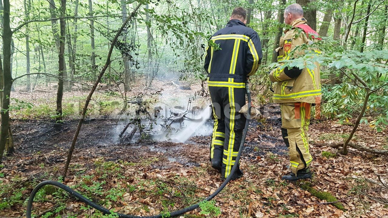 Gestolen scooter in brand gestoken in bos Enschede