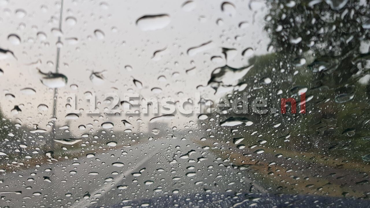 Meerdere straten in Enschede blank door hevige regenbuien