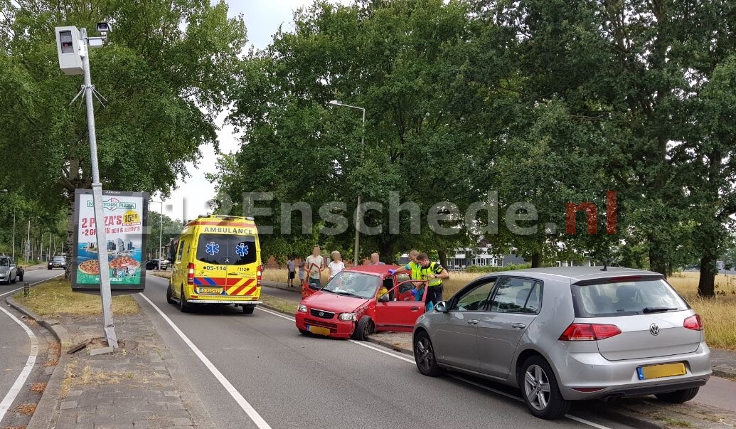 Auto ramt flitspaal in Enschede, twee gewonden