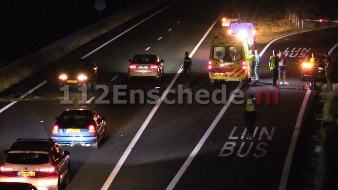 A35 bij Enschede afgesloten na aanrijding, auto ramt vangrail