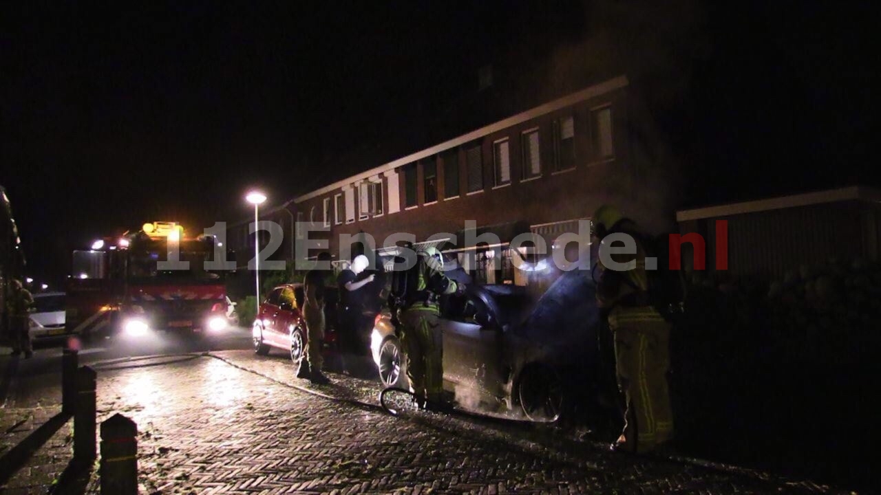 Auto verwoest door brand in Enschede