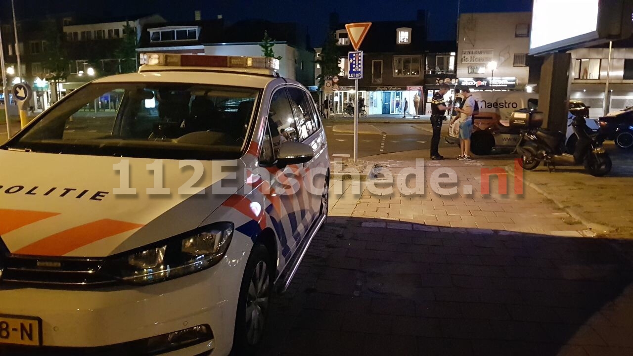 Maaltijdbezorger aangereden in Enschede, automobilist gaat er vandoor