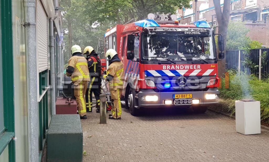 Papierversnipperaar in brand in pand Enschede