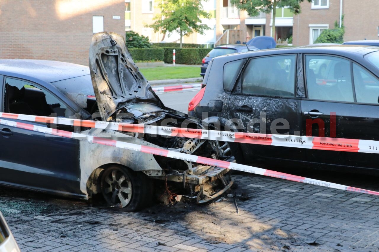 Uitgebreid forensisch onderzoek naar zevende autobrand in Enschede