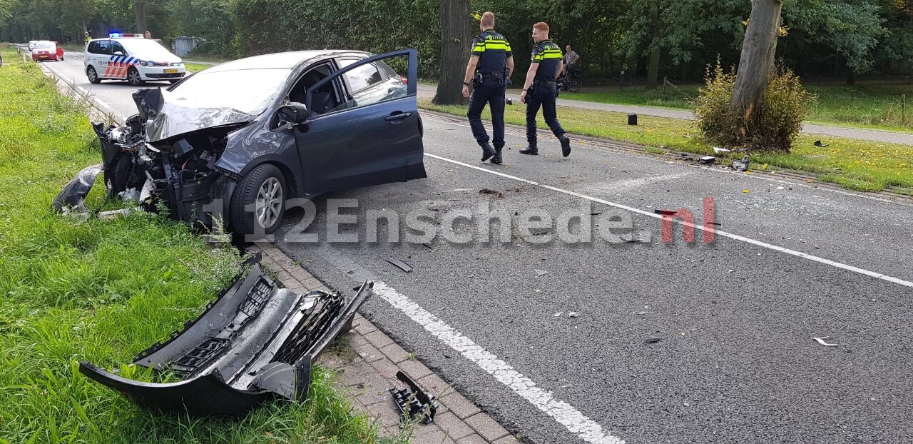 Ravage na aanrijding tegen boom; bestuurster raakt gewond