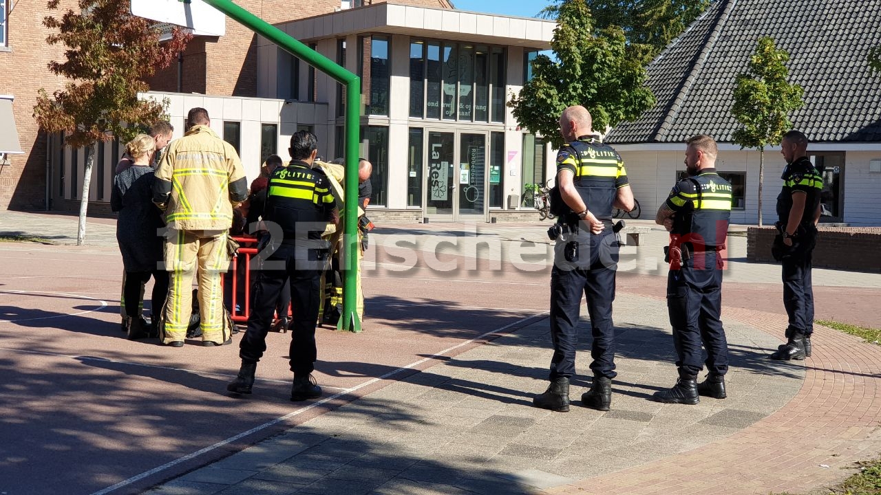 Brandweer bevrijdt meisje uit speeltoestel in Enschede