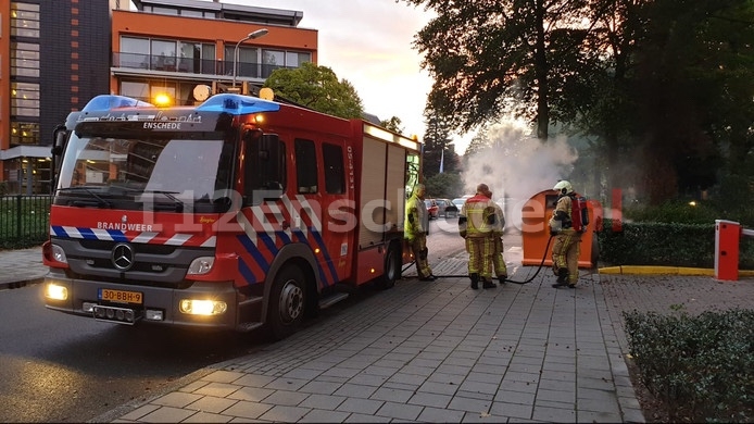 Container met plastic in brand