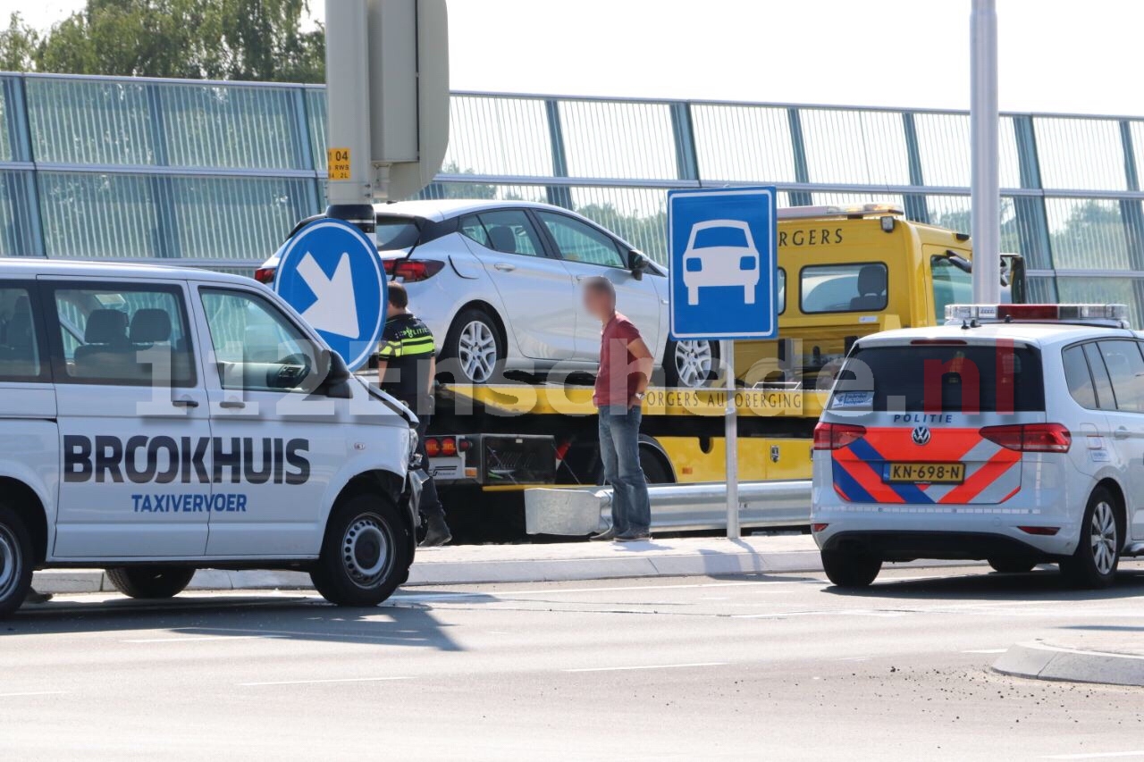 Taxibus botst op voorganger op N18 bij Enschede