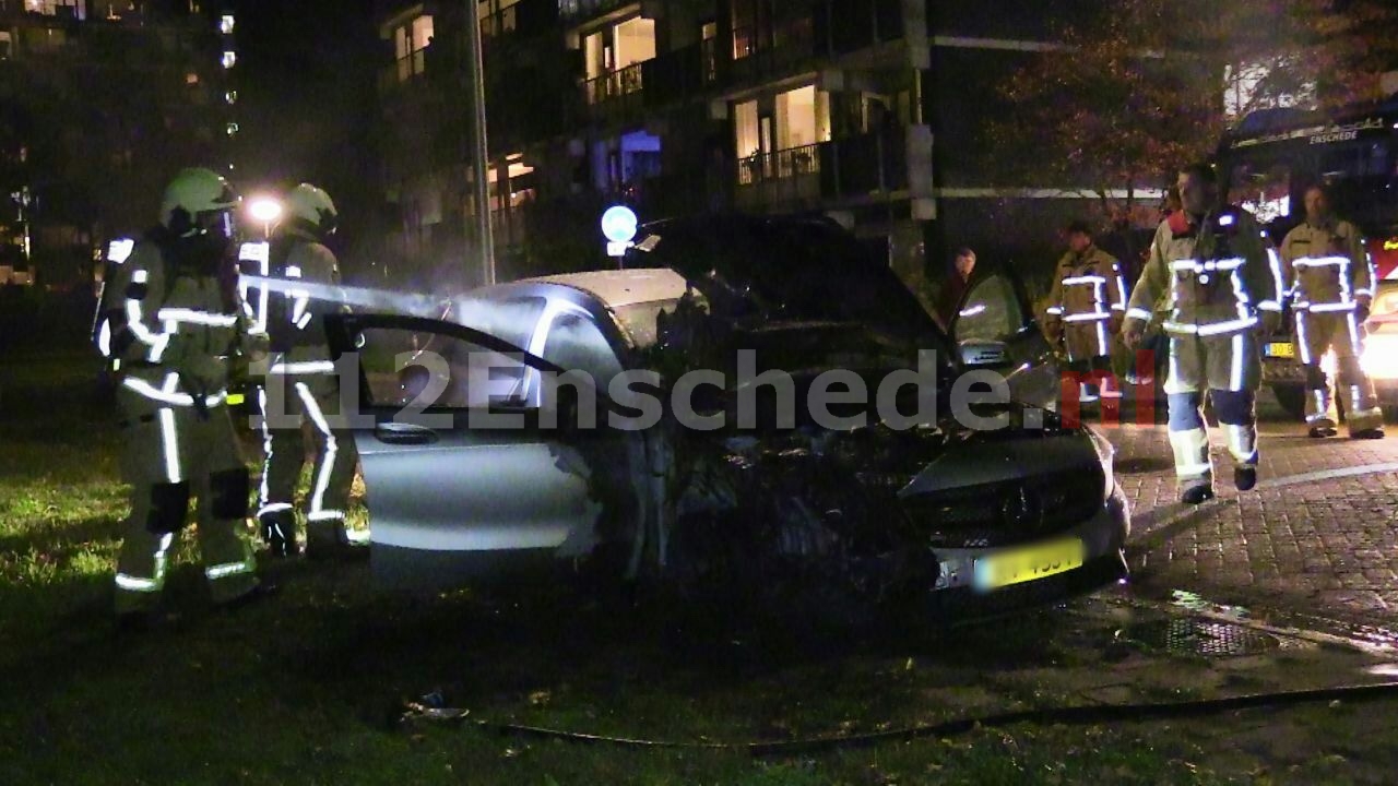 Auto gaat in vlammen op in Enschede