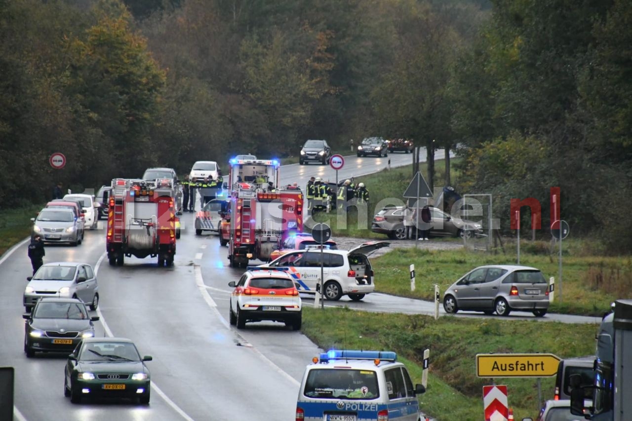 Auto op de kop in de sloot op grens N35/B54, files in beide richtingen