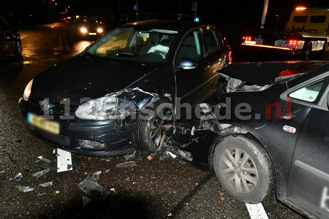 Auto’s total loss bij aanrijding in Enschede