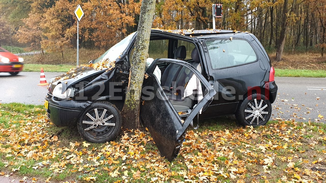 Auto botst tegen boom in Enschede