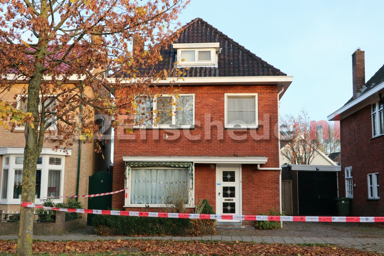 Recherche onderzoekt woning in Enschede in onderzoek naar dood vier mannen