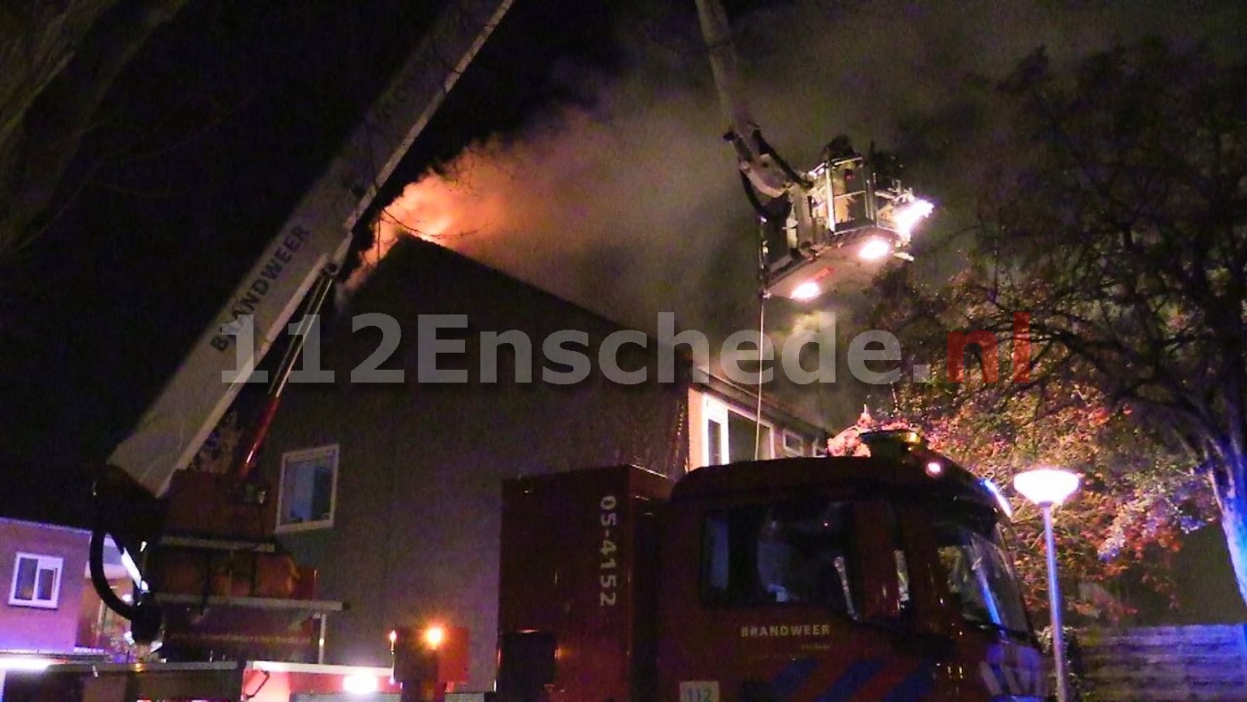 Uitslaande woningbrand in Enschede; twee mensen ademen rook in