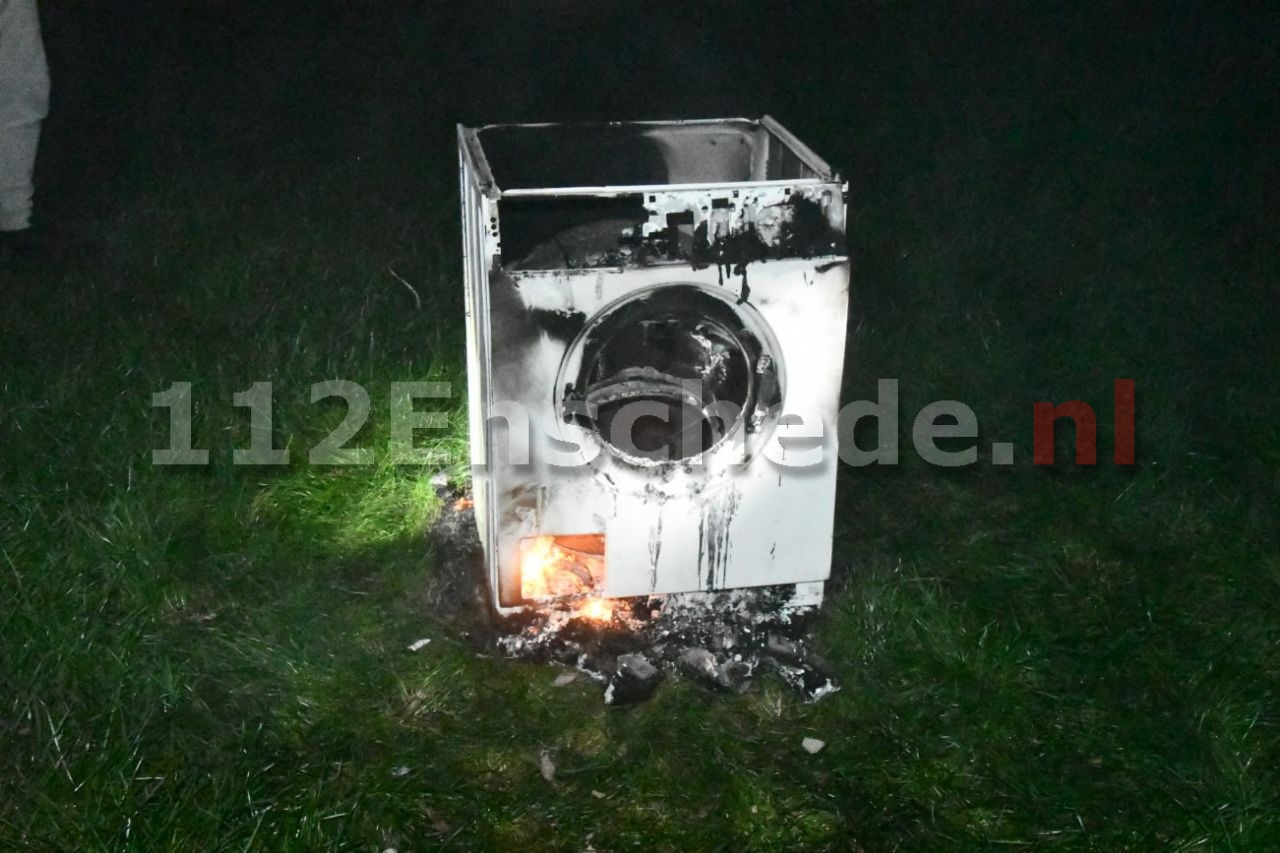 Wasmachine in brand op grasveld Enschede