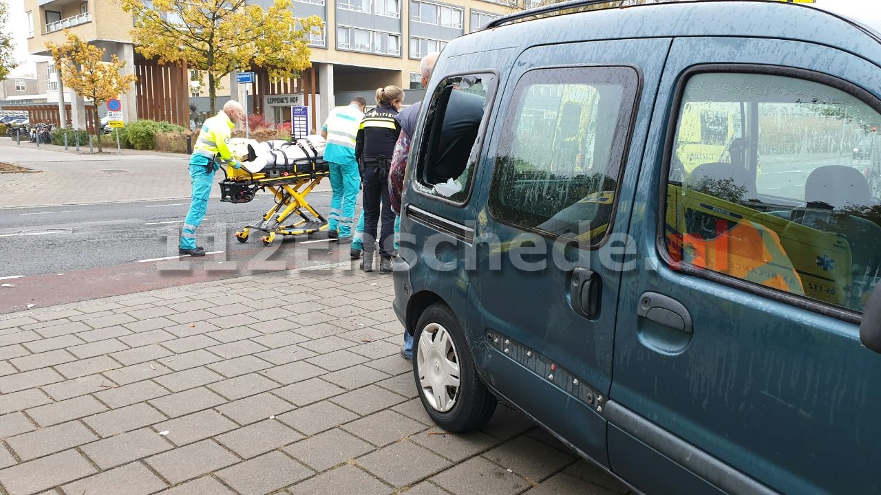 Vrouw gewond na aanrijding tussen scooter en auto