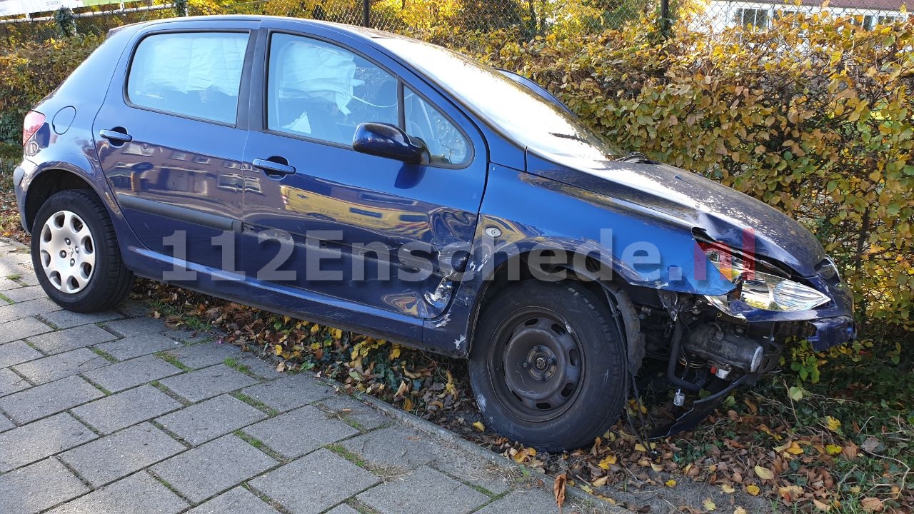 Auto vliegt over vluchtheuvel in Enschede
