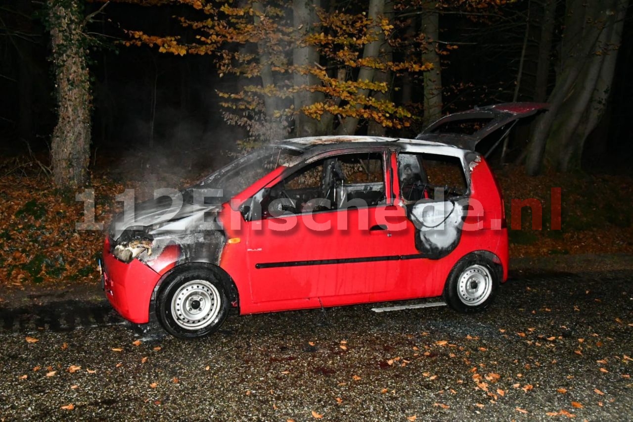Auto verwoest door brand in Enschede, bestuurder met schrik vrij