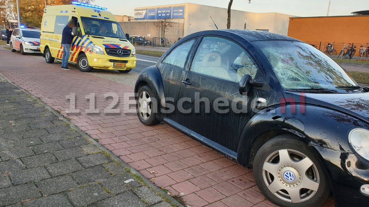 Fietsster gewond naar het ziekenhuis na aanrijding met auto in Enschede