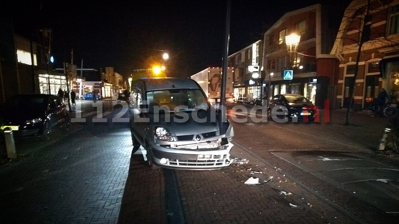 Auto botst tegen lantaarnpaal in Glanerbrug