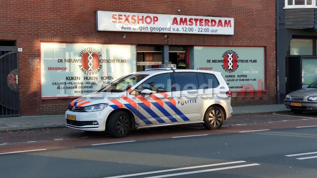 UPDATE: Worsteling bij overval op videotheek in Enschede, verdachte aangehouden