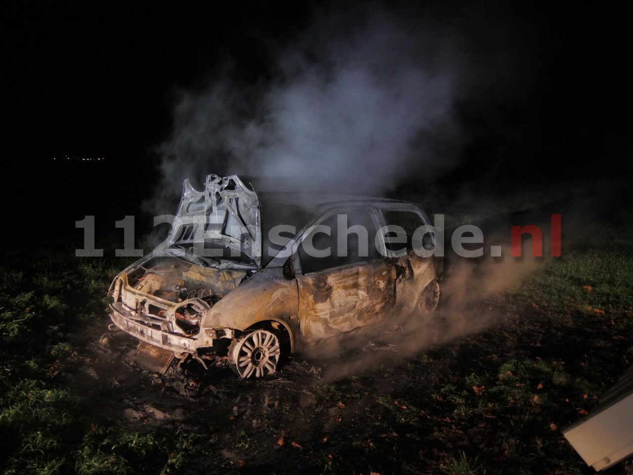 Auto in brand gestoken in buitengebied Enschede