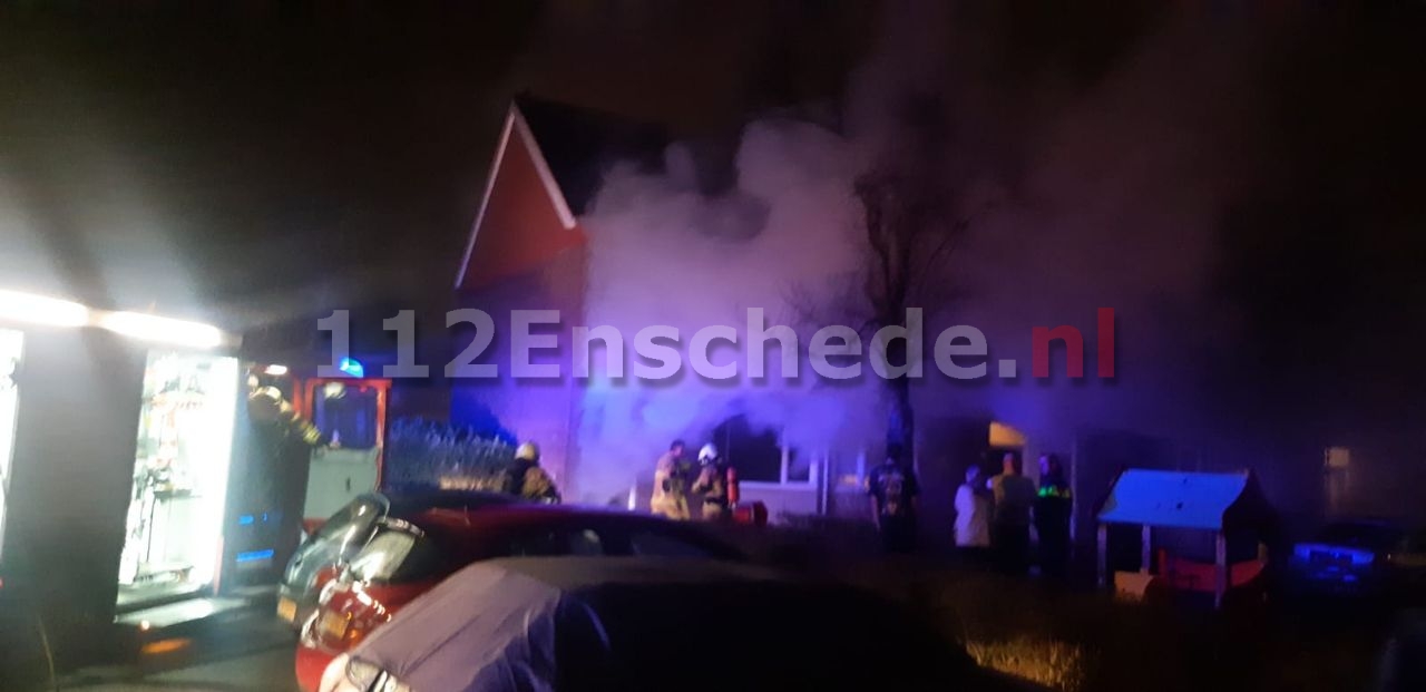 UPDATE: Forse woningbrand in Enschede; benedenverdieping volledig in brand