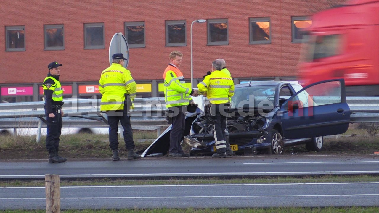 Auto botst op vangrail op A35 bij Enschede, bestuurder met spoed naar het ziekenhuis
