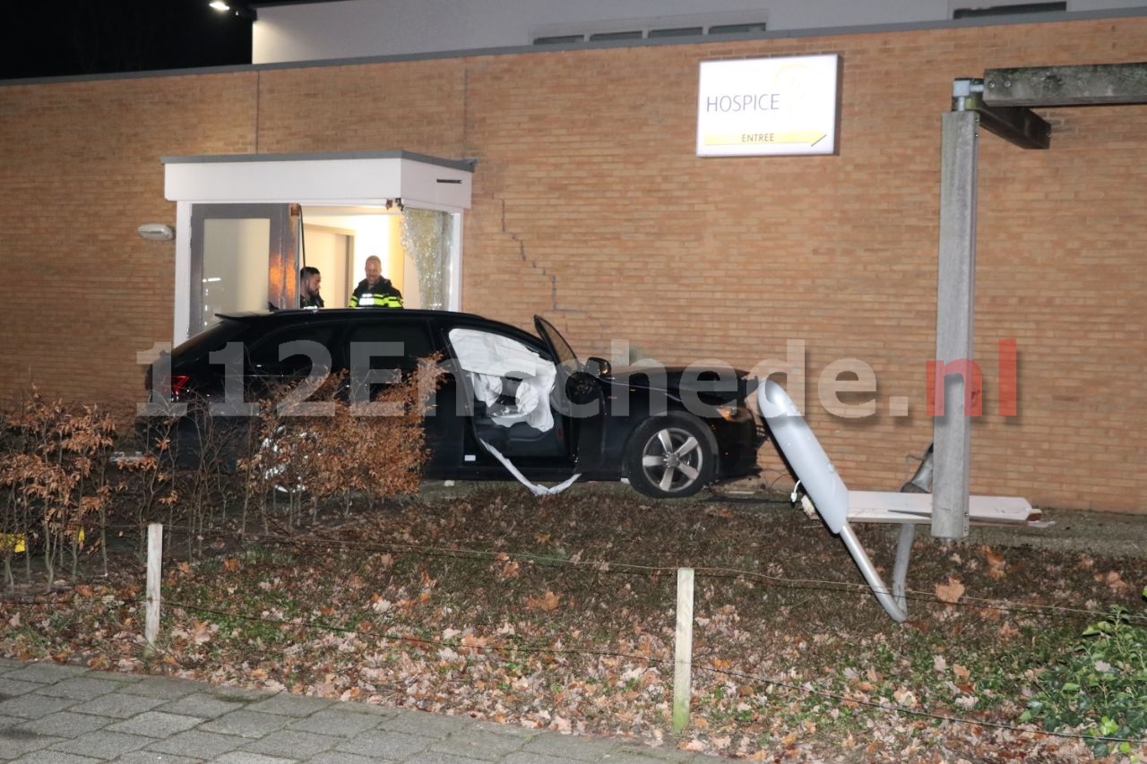 VIDEO: Auto vliegt uit de bocht en ramt gevel in Enschede