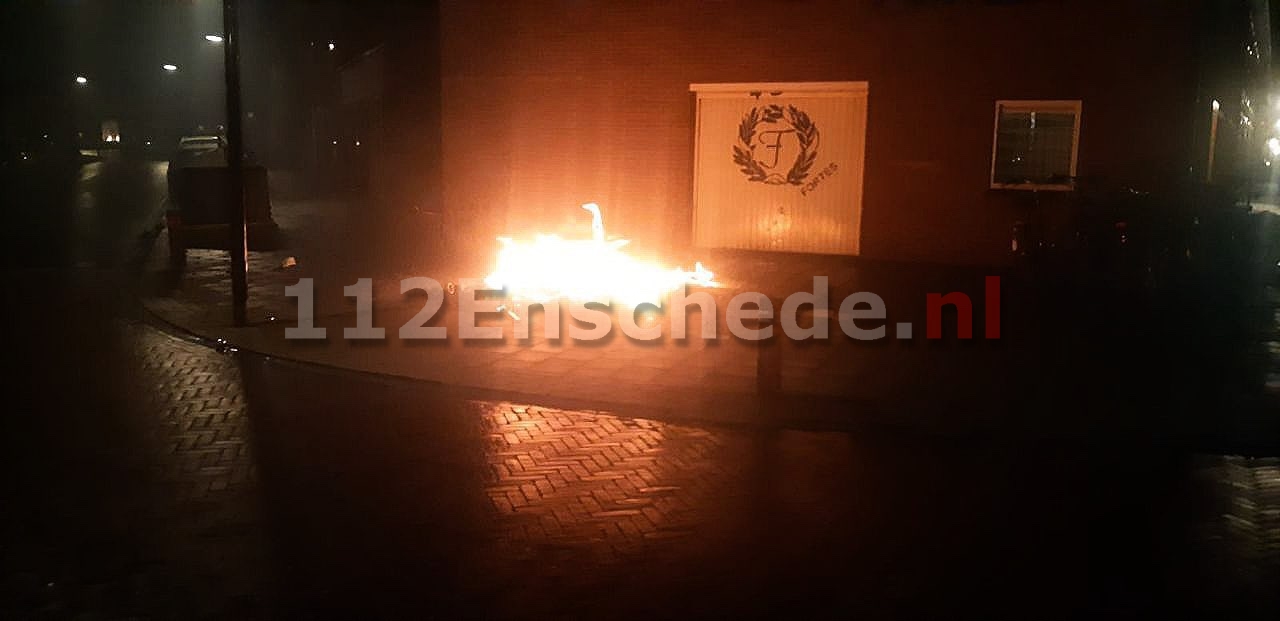 Bankstel in brand in Enschede