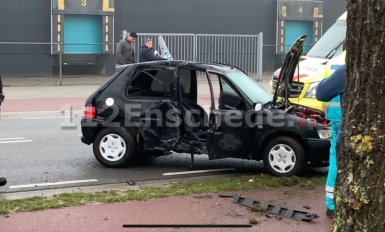 Auto ramt lantaarnpaal Euregioweg Enschede