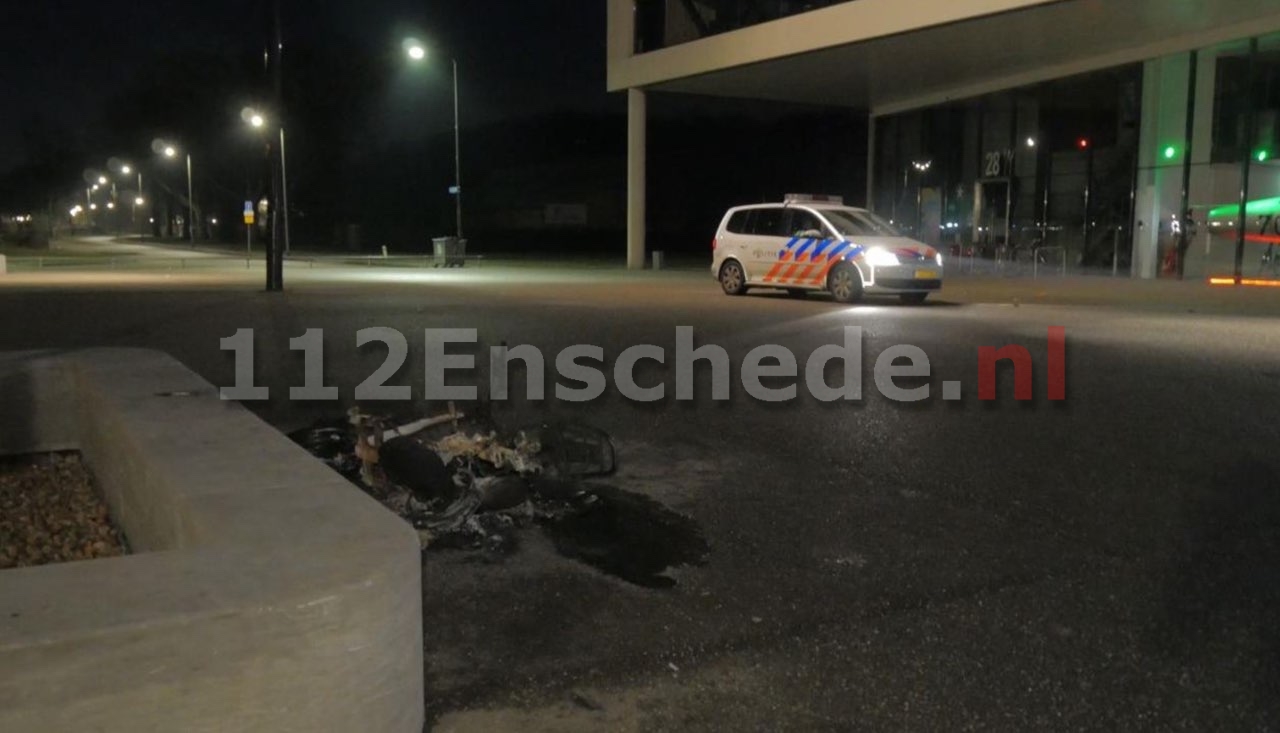 Scooter verwoest door brand in Enschede, politie doet onderzoek
