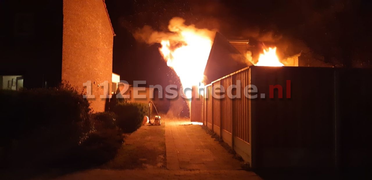 VIDEO: Uitslaande schuurbrand in Enschede