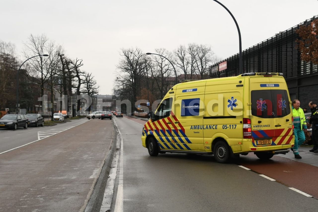 Fietsster met spoed naar het ziekenhuis na ongeval in Enschede