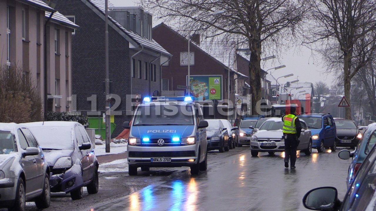 Gevangene gevlucht uit handen van politie net over de grens bij Enschede; grote zoektocht gaande