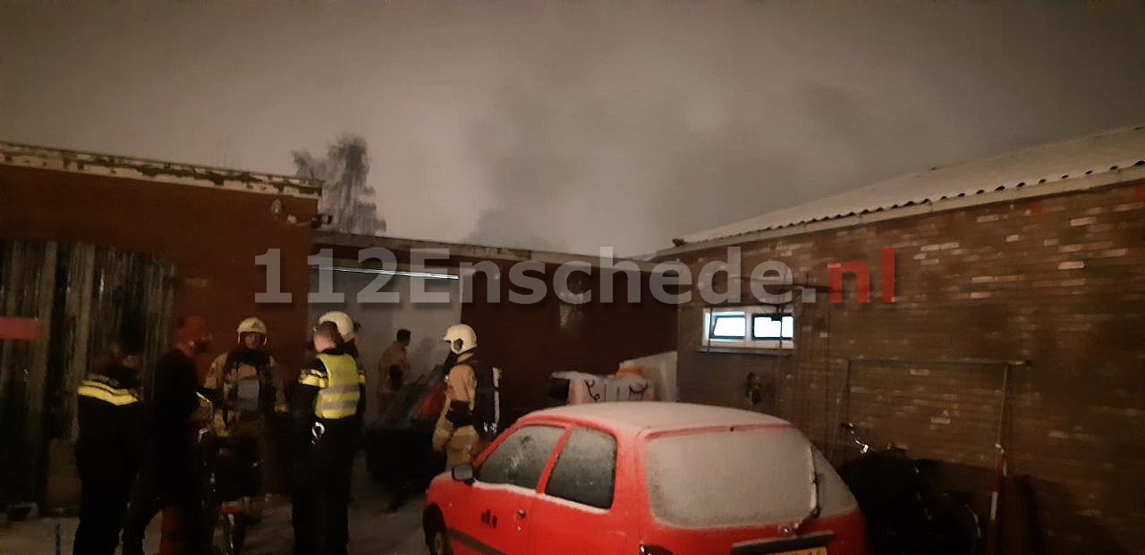 Brandweer blust brandende pallets in Enschede