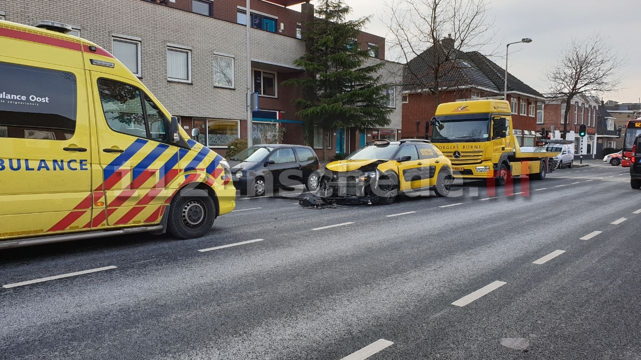Ongeval tussen drie voertuigen in Enschede