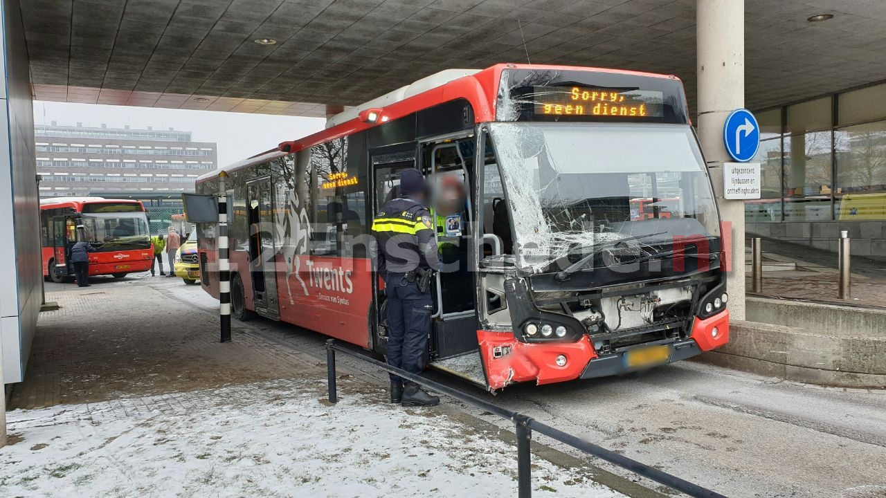 Stadsbussen botsen frontaal op elkaar bij het station in Enschede, passagier gewond