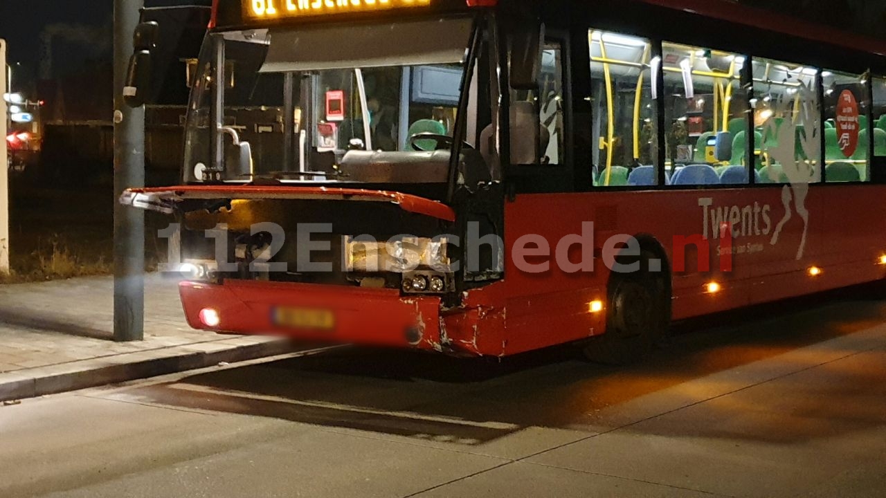 VIDEO: Forse schade bij aanrijding tussen auto en stadsbus in Enschede