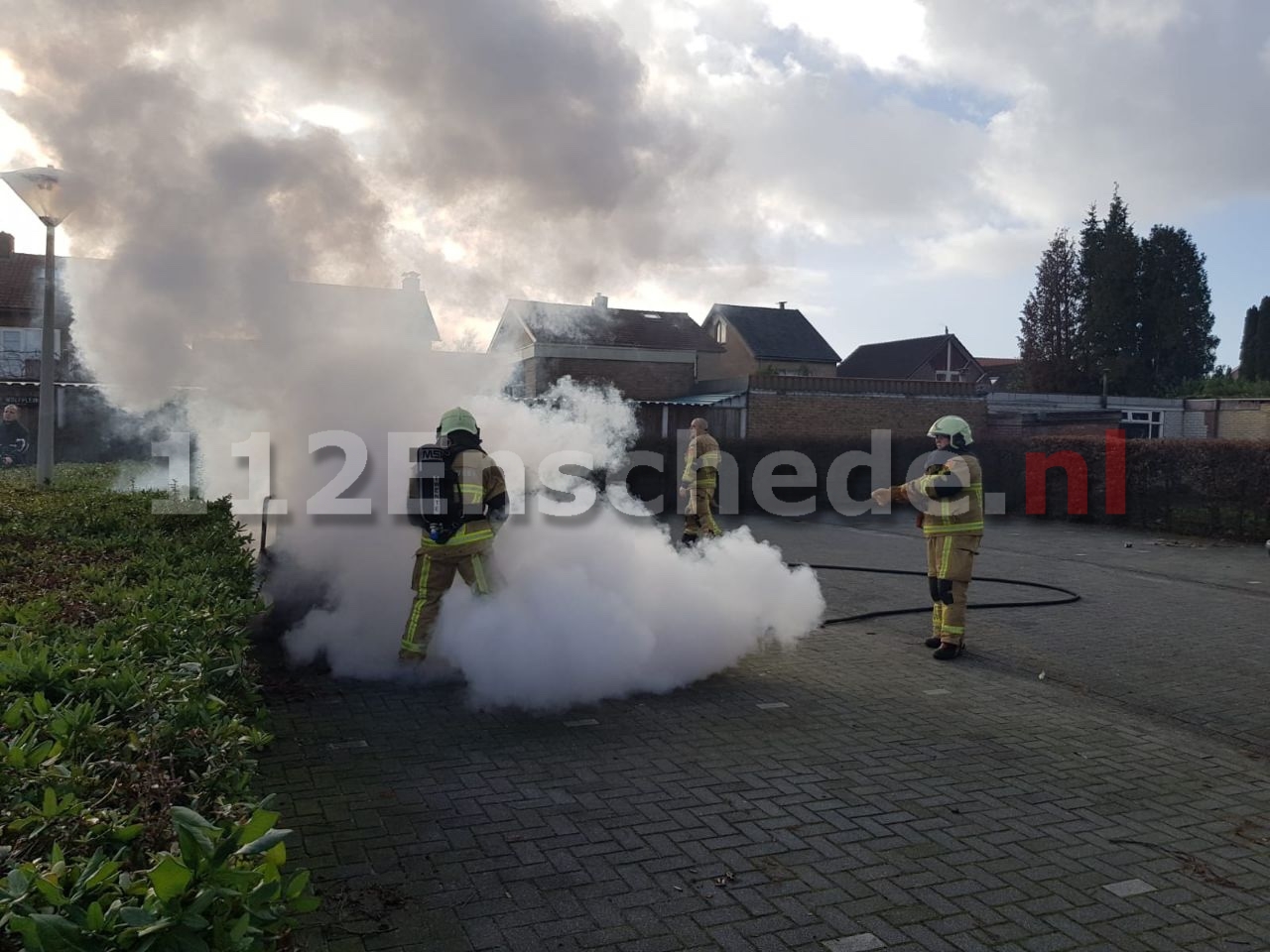 Oldtimer in brand gestoken op parkeerplaats in Glanerbrug