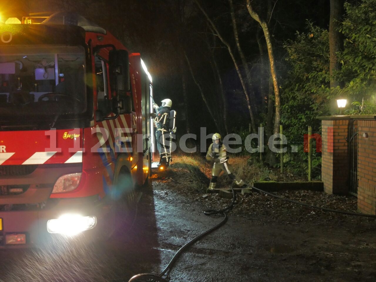 Auto op erf in Enschede in brand