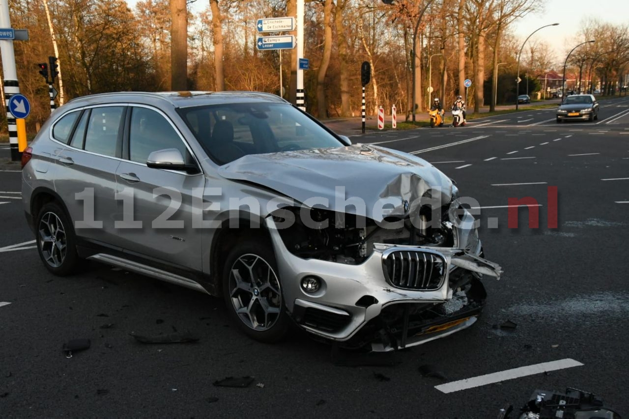Veel schade na aanrijding tussen twee auto’ s Gronausestraat Enschede