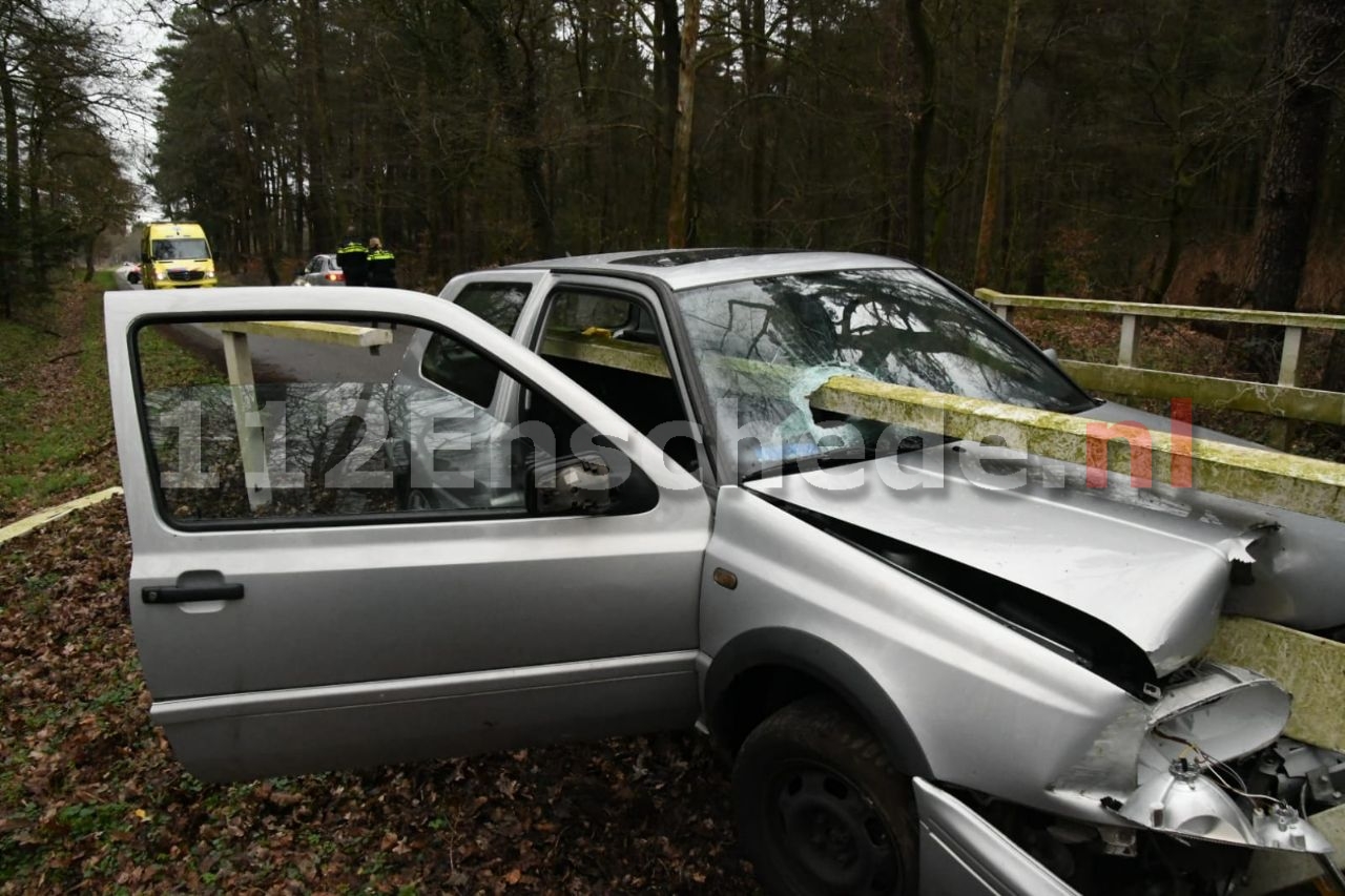 Bizar ongeval in Enschede: Auto gespietst