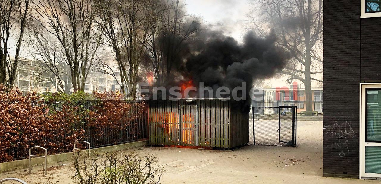 Video: Fietsenhok in Enschede in brand