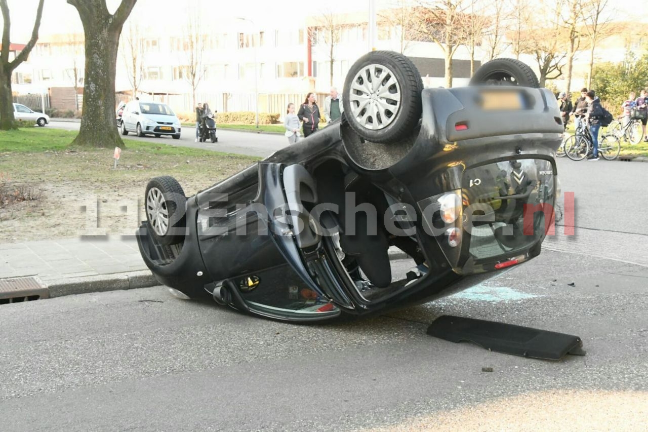 VIDEO: Auto op de kop in Enschede: vrouw en kind gewond naar het ziekenhuis