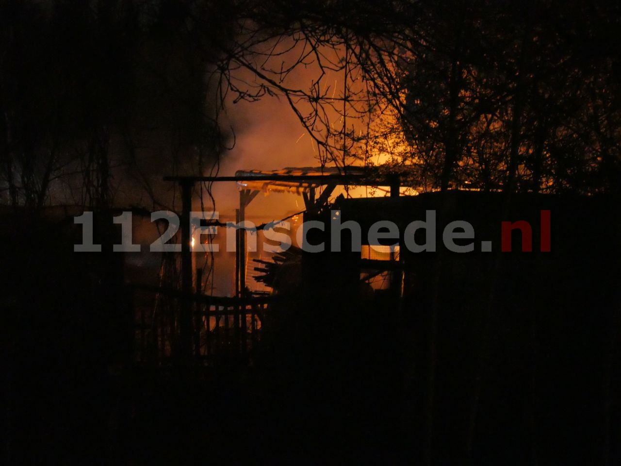 VIDEO: Schuur volledig in brand in Enschede