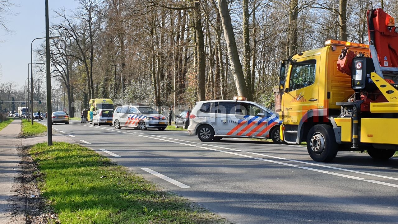 Kettingbotsing met vijf auto’s op de N733 bij Enschede