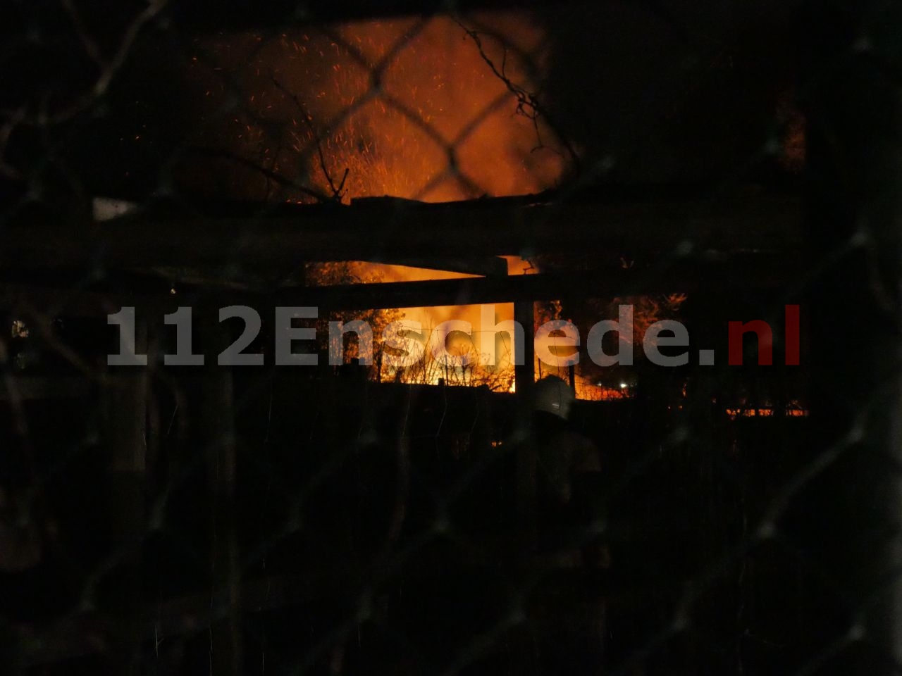 Opnieuw twee schuren verwoest door brand in Enschede